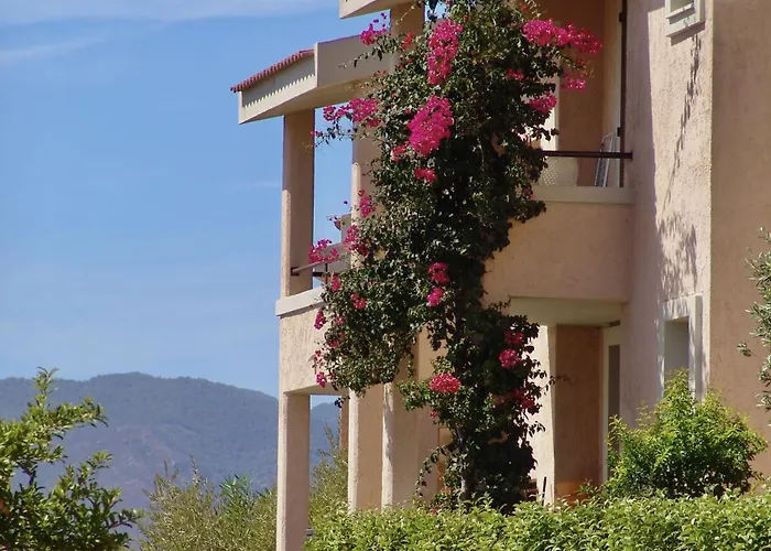 公寓式酒店 Village In Porto Corallo Just 200 Meters From The Beach, With Private Outdoor Area 维拉普特祖